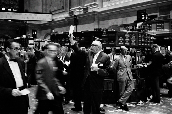 O pregão da Bolsa de Valores de Nova York (NYSE) em 1963, antes da introdução de sistemas de negociação computadorizados. Fonte: Biblioteca do Congresso. Imagem modificada do original.