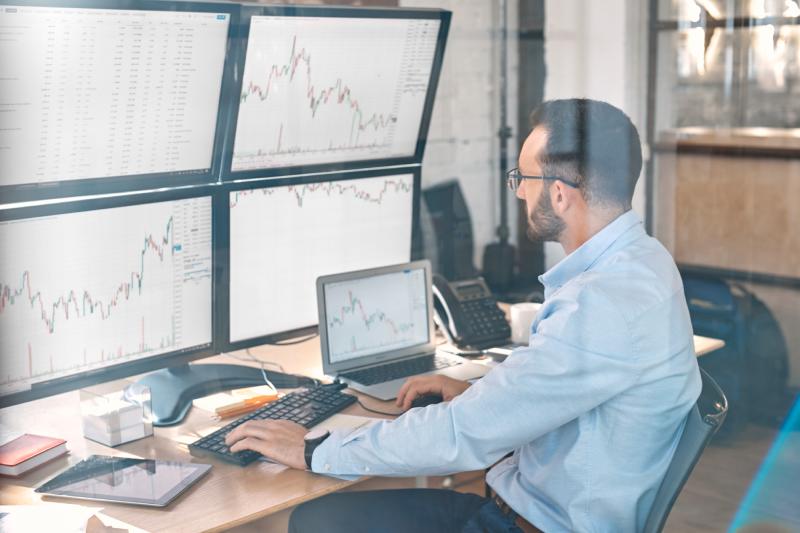 Trader na mesa usando vários monitores